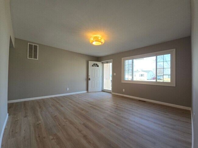 Building Photo - Updated 3 Bed, 2 Bath Home on a Quiet Stre...