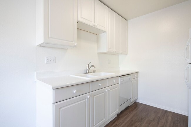 Building Photo - Large Upstairs Unit w/ a Fireplace