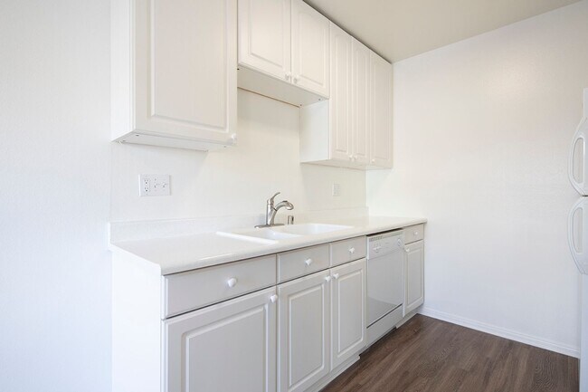 Foto del edificio - Large Upstairs Unit w/ a Fireplace