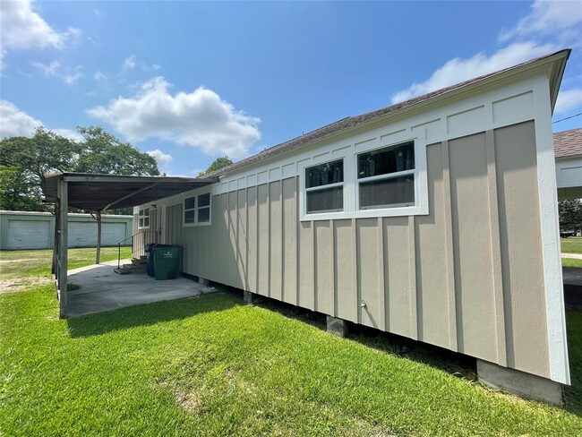 Building Photo - 817 N Valderas St