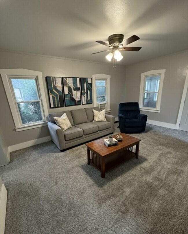 Foto del edificio - 2-Bed, 1-Bath House for Rent! NO APPLICATI...