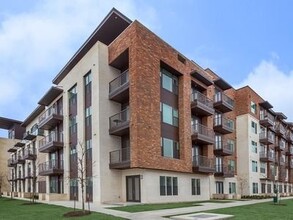 Building Photo - 2435 E Riverside Dr