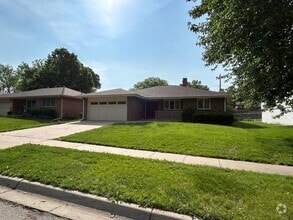 Building Photo - 4924 Cresthaven Dr