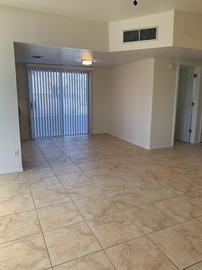 Building Photo - 9108 E Esperanza Dr