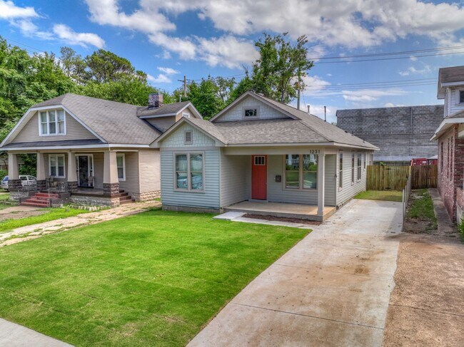 Building Photo - Newer construction home within walking dis...
