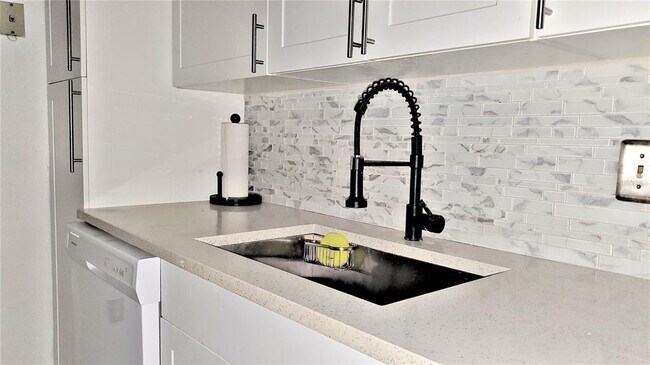 Foto del edificio - 345 Wymore Rd