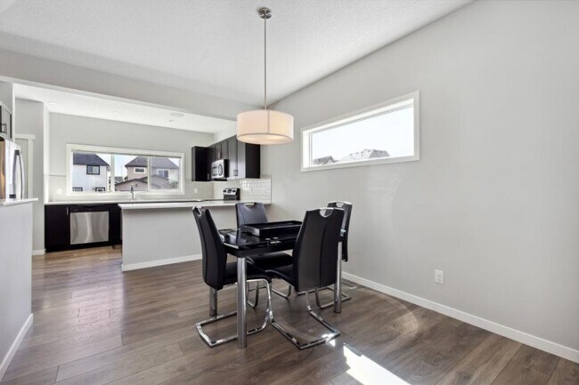 Building Photo - 4.0 bedroom in Calgary Alberta T3M 1M7