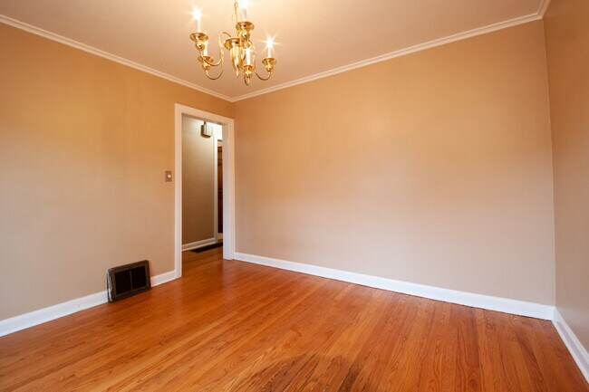 dining room - 242 N Delphia Ave