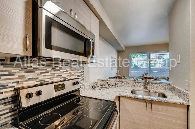 Building Photo - 981 S Dahlia St