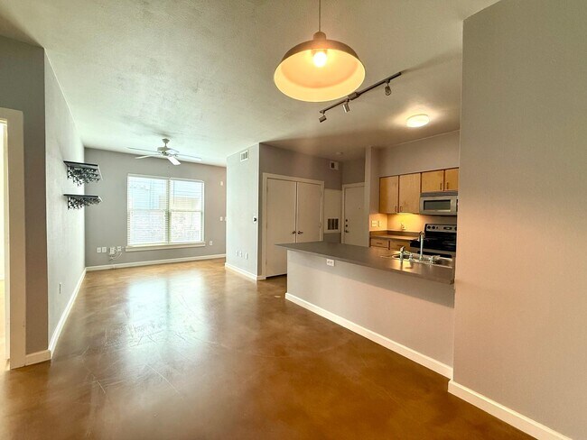 Foto del edificio - 1/1 with a garage!  Available for immediat...