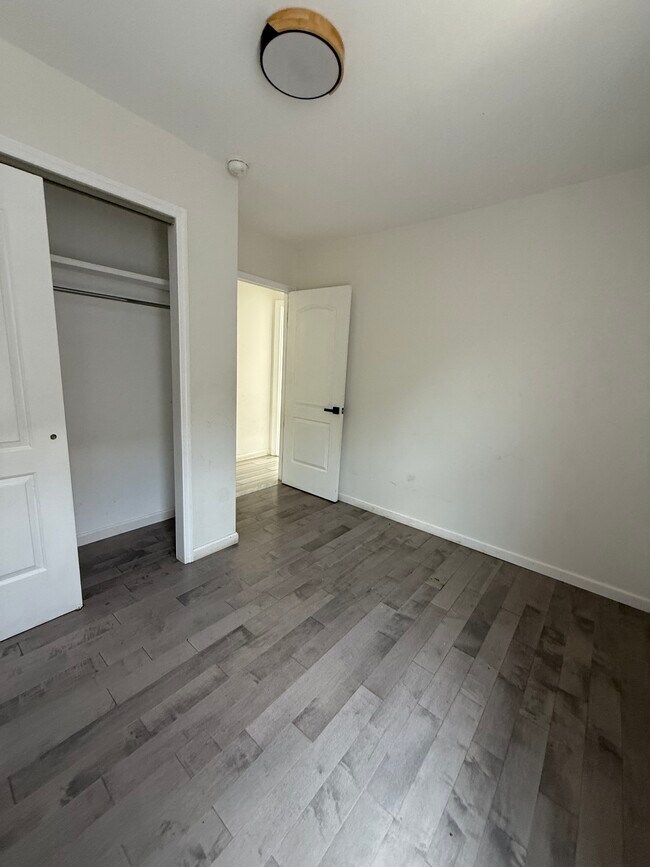 Foto del edificio - 2327 E 23rd St