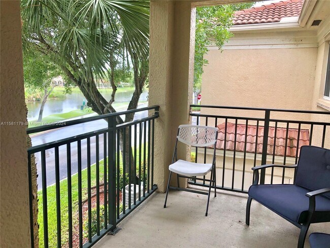 Foto del edificio - 2412 Centergate Dr