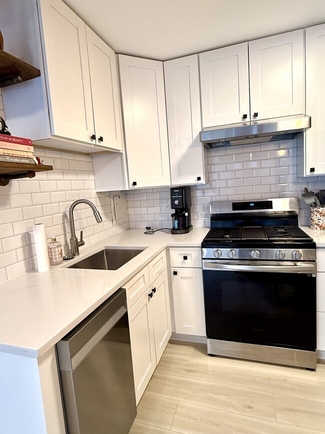 Building Photo - 850 N Dewitt Pl