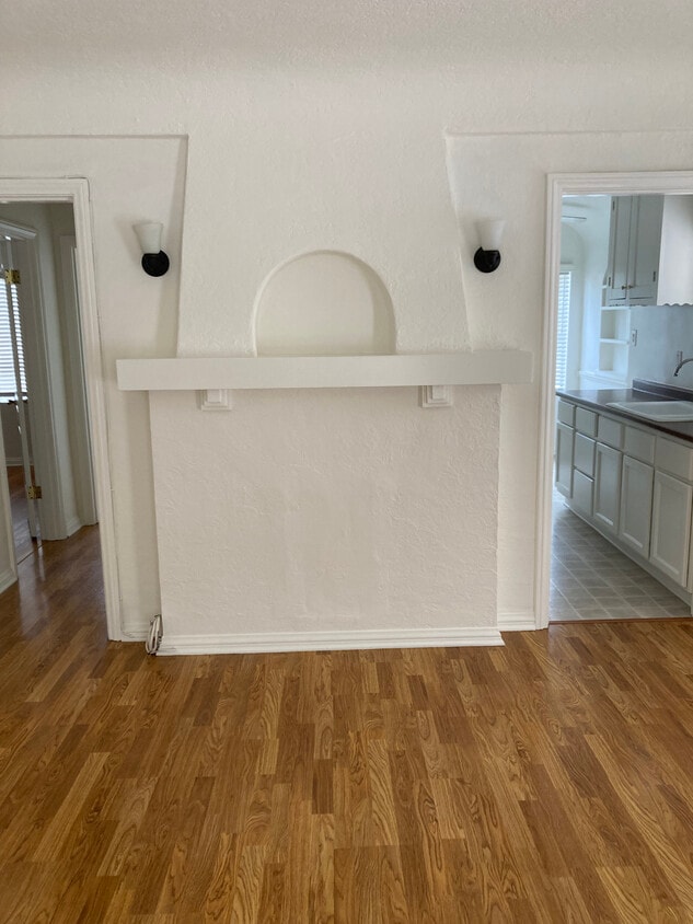 Living Room - 934 W 9th St