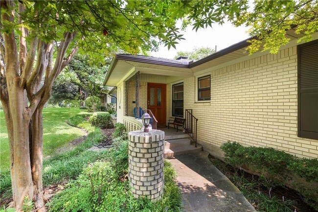 Foto del edificio - 7136 Cornelia Ln