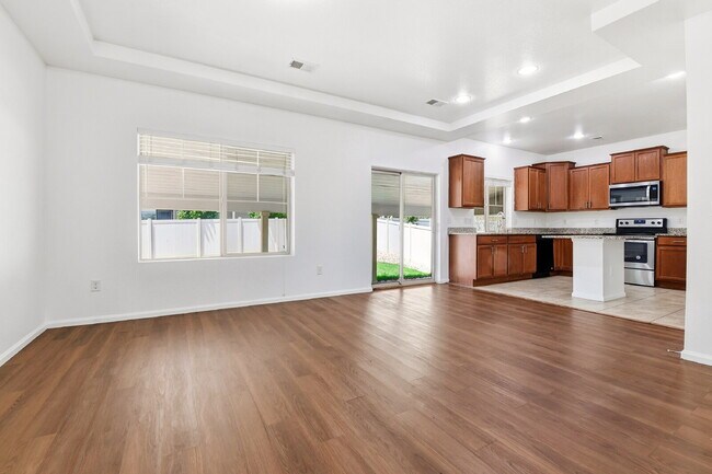 Foto del edificio - $2,940.95 - 4 Bed, 3 Bath Home in Denver with Central A/C and Fenced in Yard!