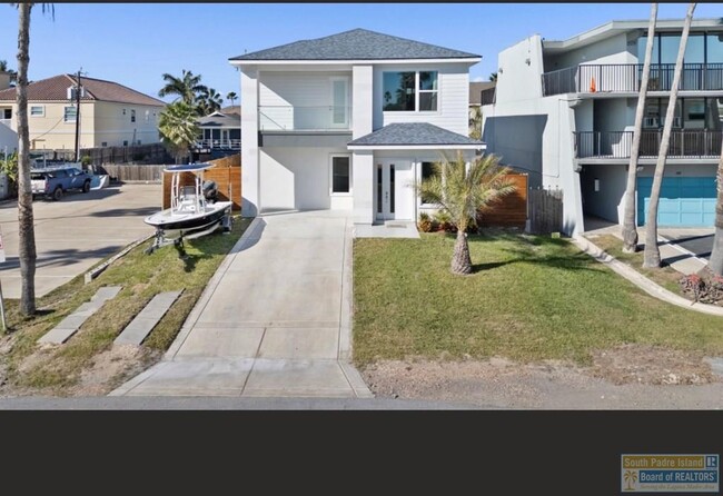 Building Photo - 104 W Pompano St