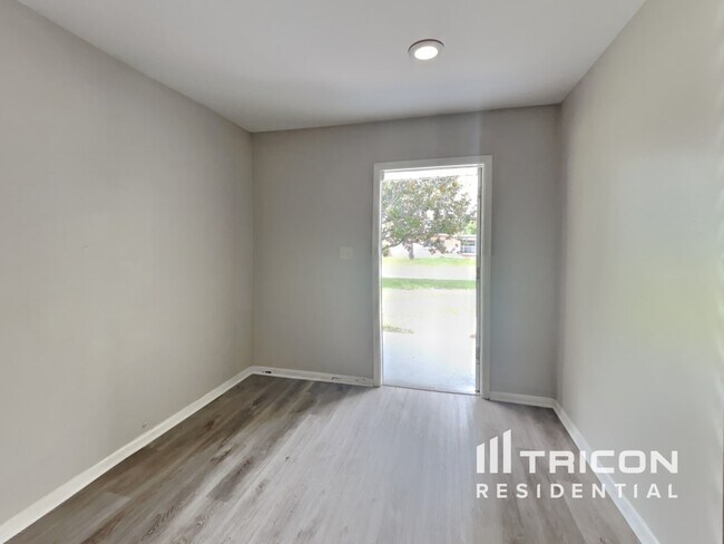 Building Photo - 2705 Campus Hill Drive Tampa FL