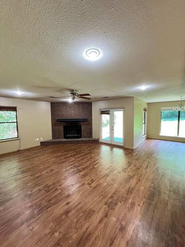 Building Photo - 3 bedroom 2 bath home, large lot, close to...