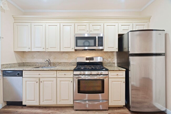 Building Photo - 6045 Boulevard E