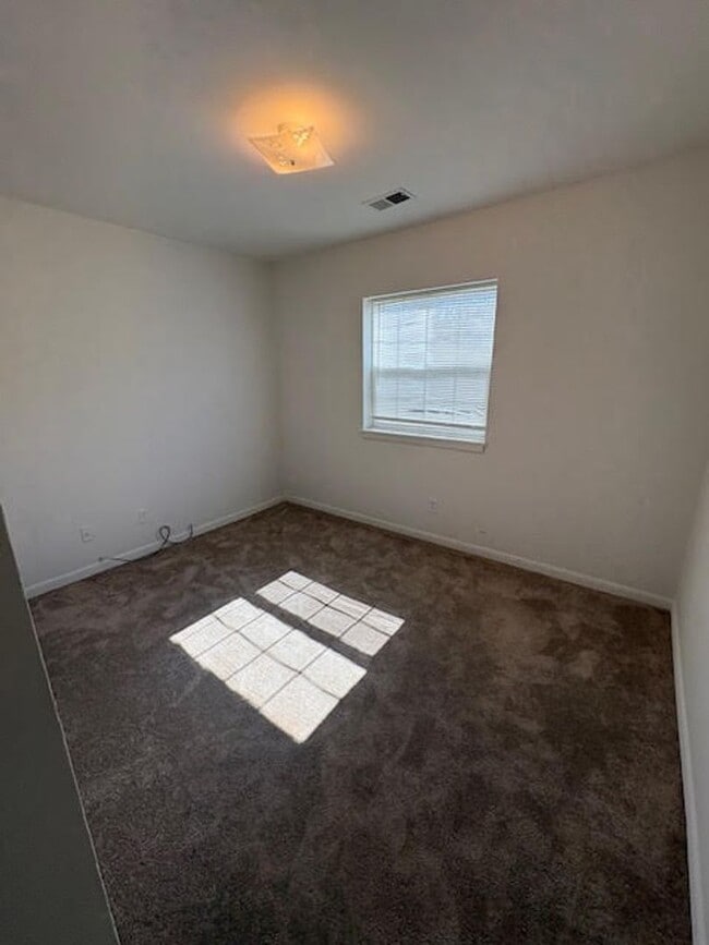 Building Photo - Three Bed One and Half Bath