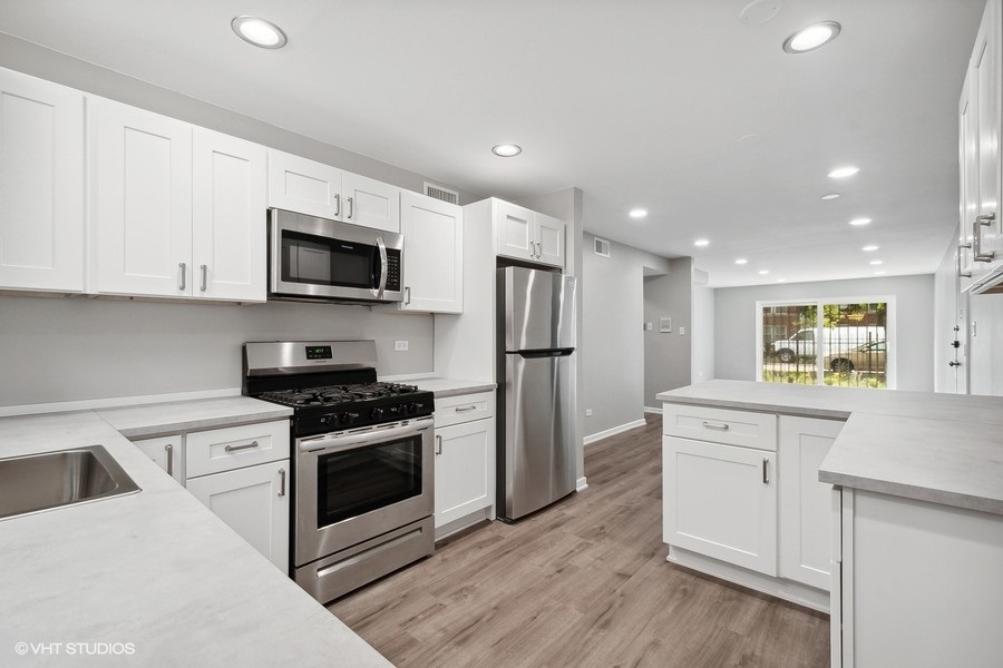 Kitchen opens to Living Area - 1604 W Farwell Ave