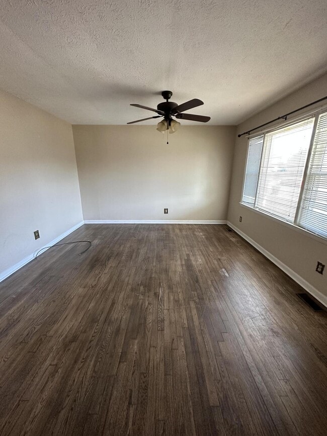 Building Photo - 420 Hedgewood Dr