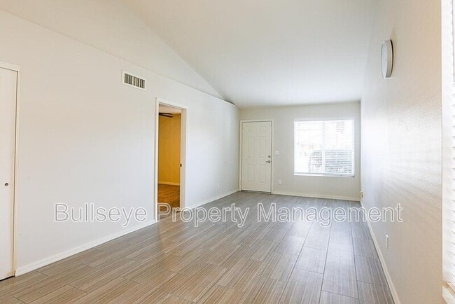 Foto del edificio - 3229 E Crescent Ave