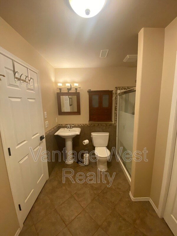 Photo du bâtiment - 445-445 Yates Rd