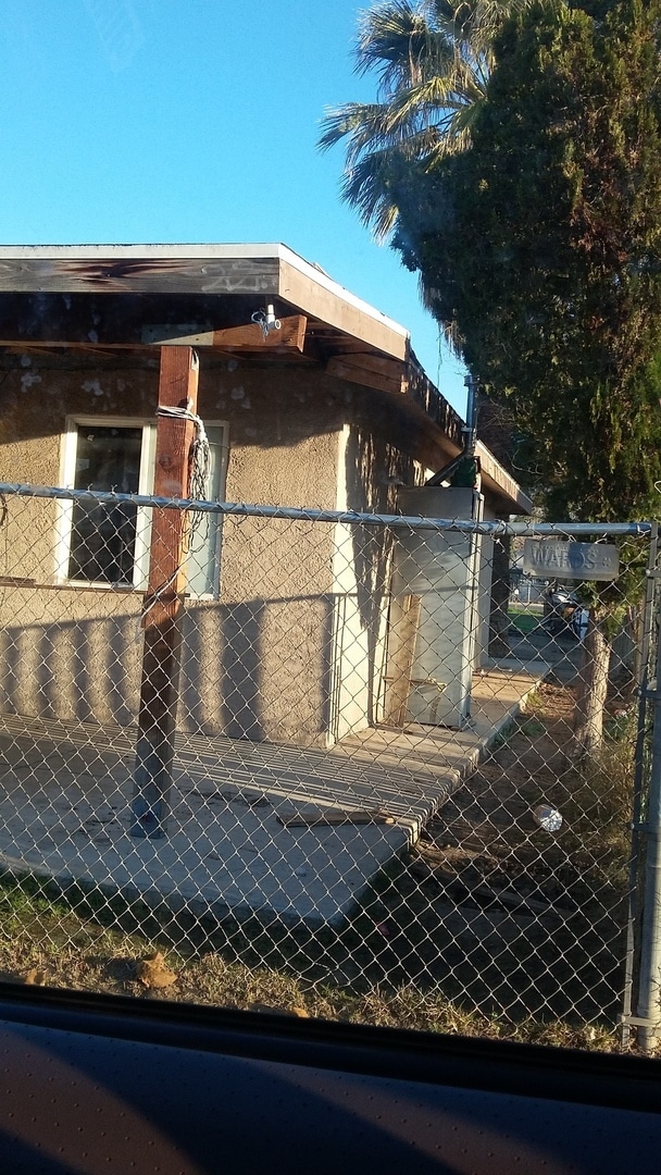 Building Photo - 2 Bd 1 Ba Home | Huge Lot in East Bakersfield