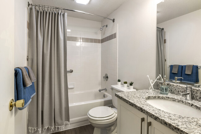 Paquete renovado de III baño con gabinetes blancos, encimeras de granito de color gris, y ducha y baño con placa para salpicaduras de azulejos - eaves Washingtonian Center