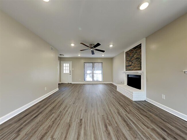 Foto del edificio - 3215 Sycamore Springs Dr