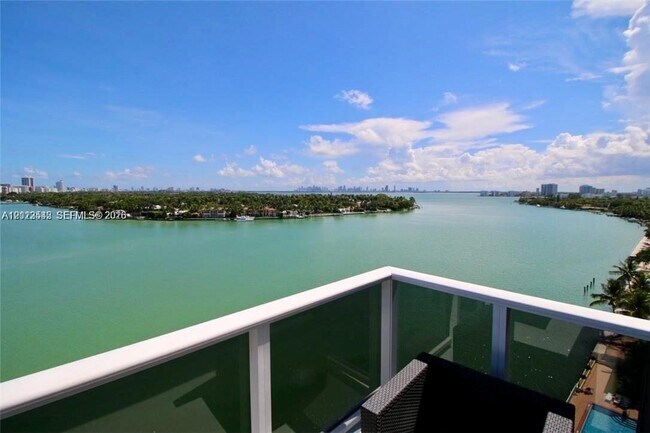 Foto del edificio - 900 Bay Dr