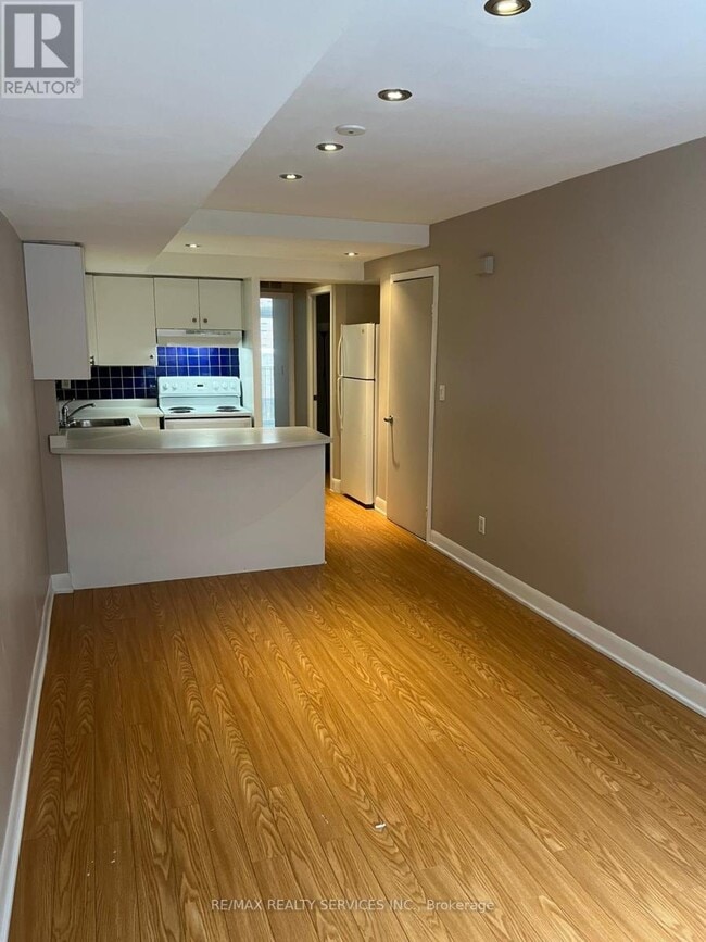 Building Photo - 415 Jarvis St