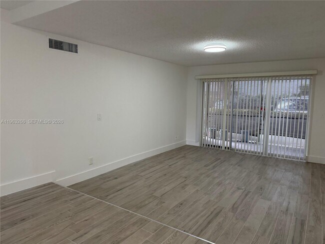 Foto del edificio - 2700 Coral Springs Dr