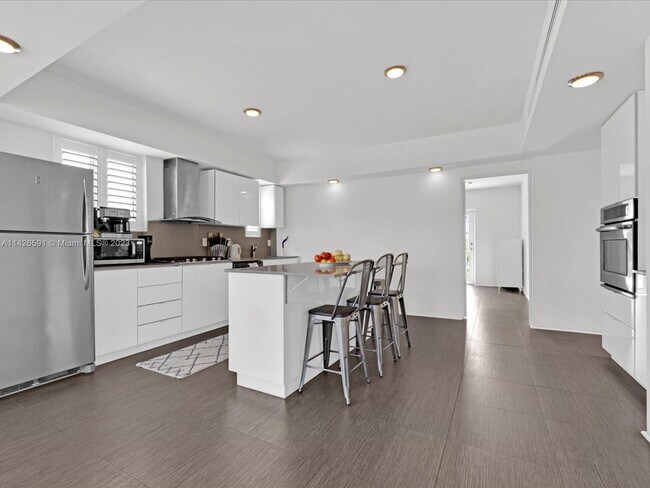 Building Photo - 7333 Dickens Ave