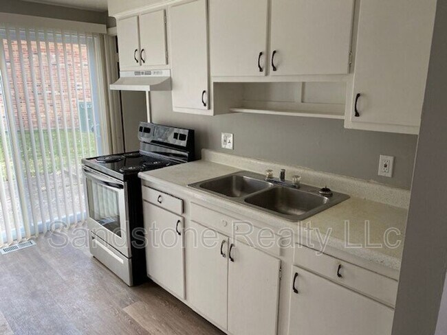 Building Photo - 671-681 Shoreline Dr