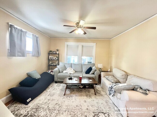 Foto del edificio - 79-81 Cresthill Rd. Unit 2