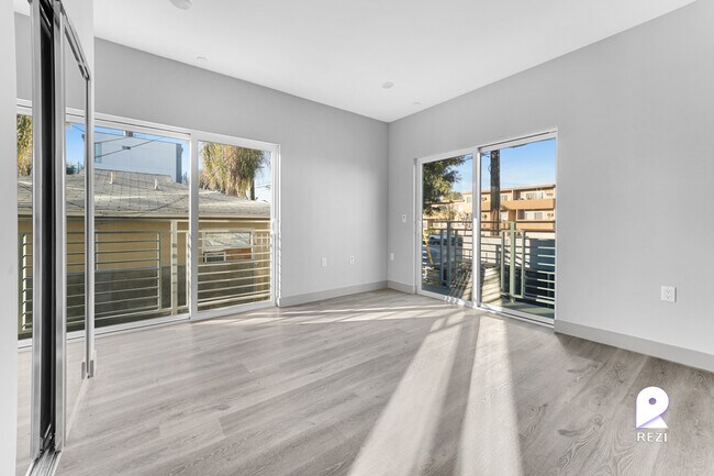 Foto del edificio - 7040 Woodman Ave