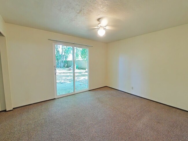 Building Photo - 3 Bedroom Duplex ~ Close to 9th Street ~ P...