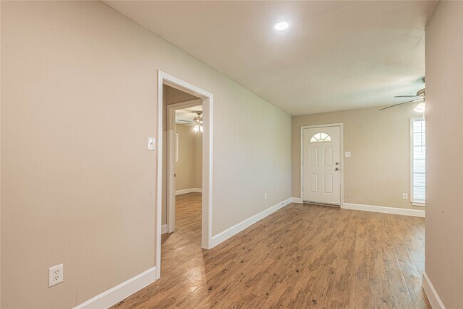 Foto del edificio - 128 N Washington St