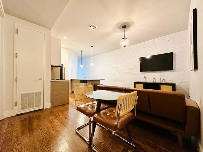 Foto del edificio - Furnished room/NOT APARTMENT