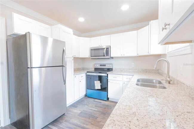 Building Photo - 2 Bed/2 Bath