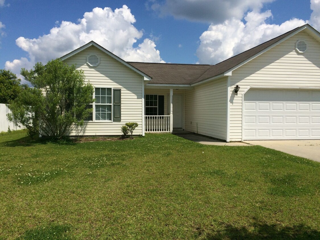 Foto principal - 1/2 off First Month Rent home has new floo...