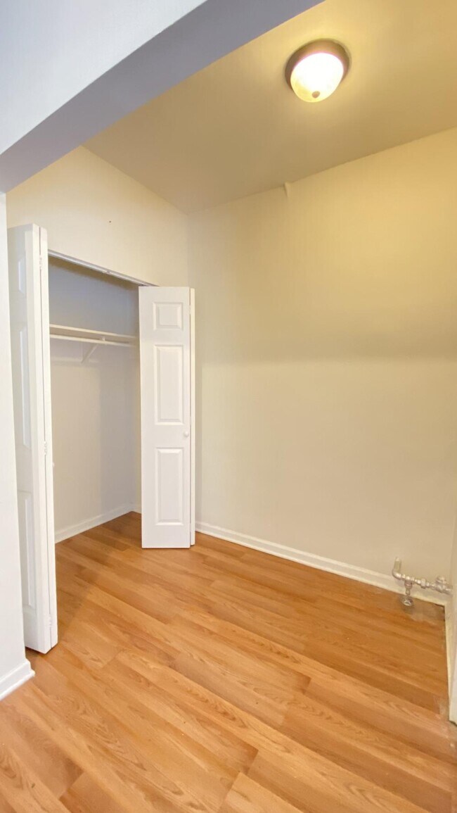 Building Photo - 0 bedroom in Chicago IL 60613