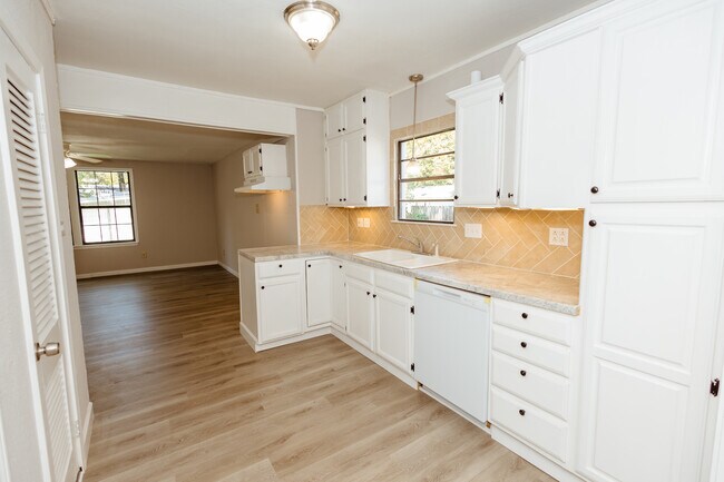 Building Photo - 3609 Cumberland Ave