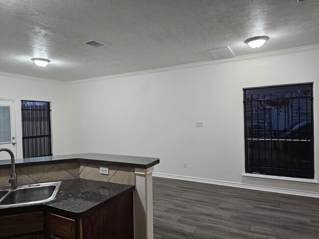 Foto del edificio - 4611 Briscoe St