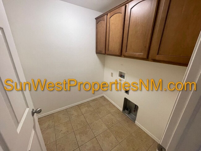 Building Photo - 3 Bedroom, 2.5 bath, 2 story with 2 car garage