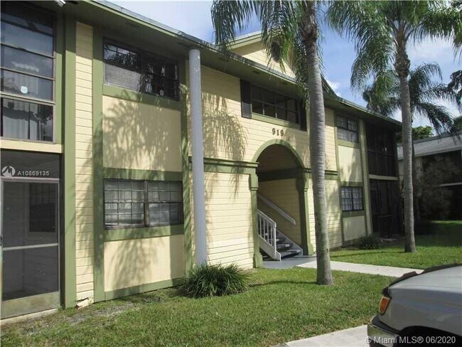 Foto del edificio - 807 NE 199th St