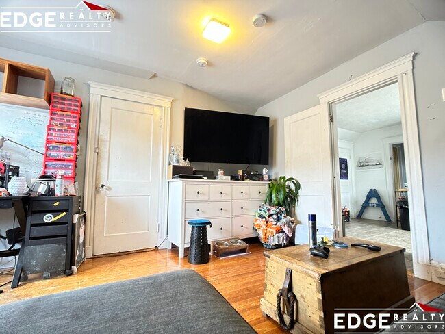 Building Photo - 208 Kelton St